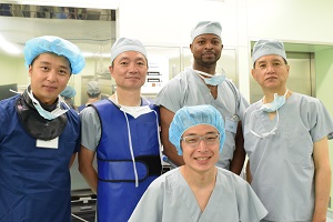 （右から）稲波医師、Rahman先生、湯澤医師。左端、前列は業者の方。