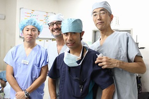 （右から）古閑医師、手術室看護師、Dr.Farjoodi、業者の方
